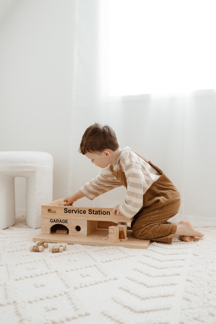 Qtoys - Solid Wooden Service Station