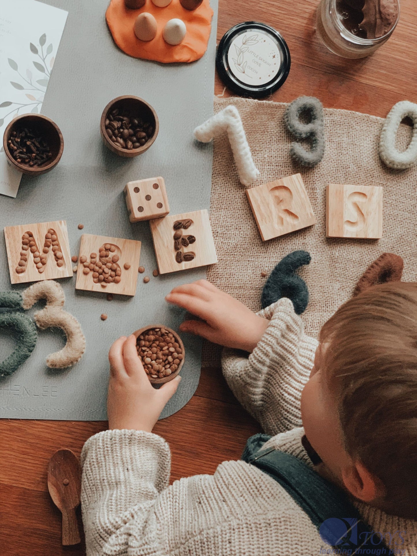 Qtoys - Capital Letter Spelling Trays