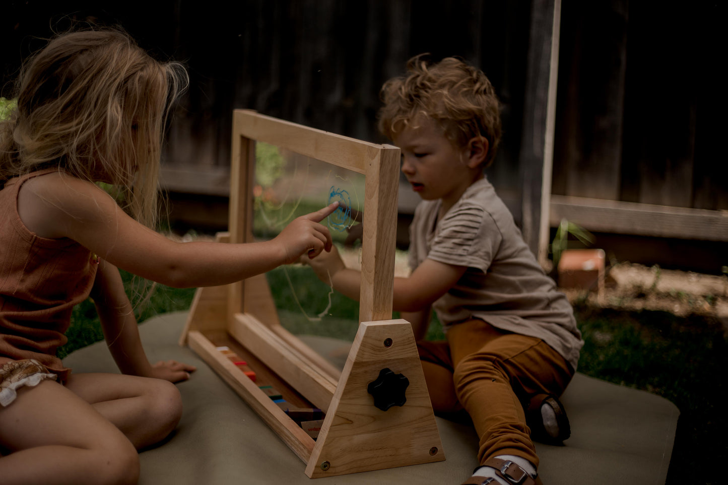 Qtoys - 4 In 1 Table Easel