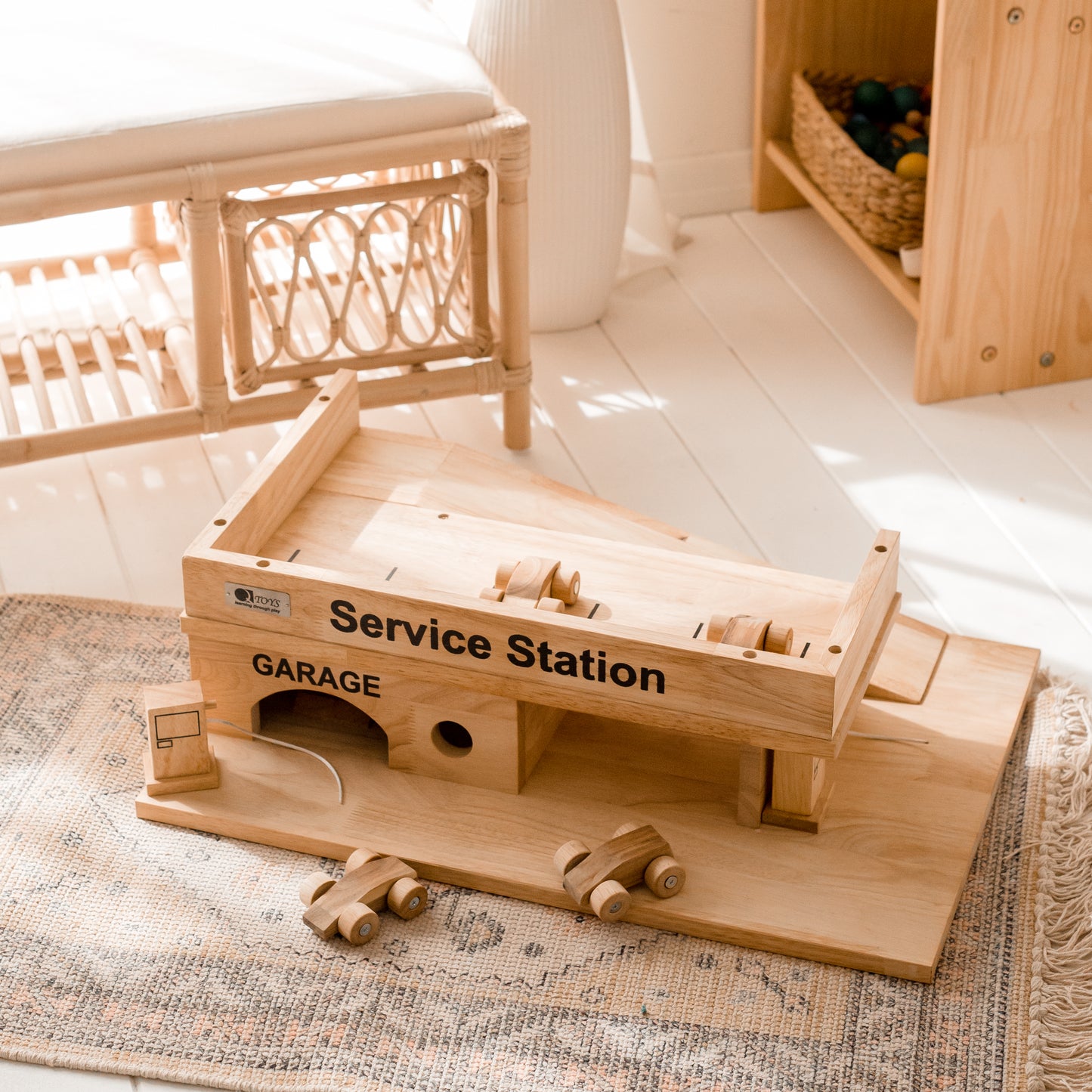 Qtoys - Solid Wooden Service Station